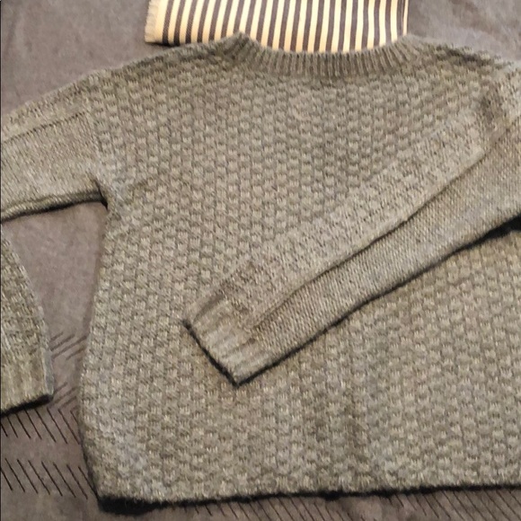 HOLLISTER CROP SWEATER - Picture 4 of 4